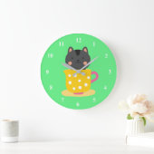 Niedliche Katze im Teacup-Cartoon auf Minze Große Wanduhr (Zuhause)