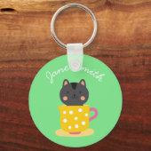 Niedliche Katze im Teacup-Cartoon auf Minze Schlüsselanhänger (Vorderseite)