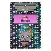 Niedliche Katze im Weltraum schwimmend mit Sternen Mini Klemmbrett (Vorderseite)