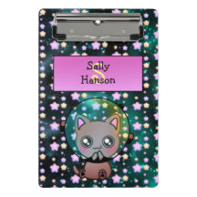 Niedliche Katze im Weltraum schwimmend mit Sternen