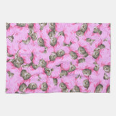 Niedliche Katze in einem rosa Caps-Muster zufällig Geschirrtuch (Horizontal)