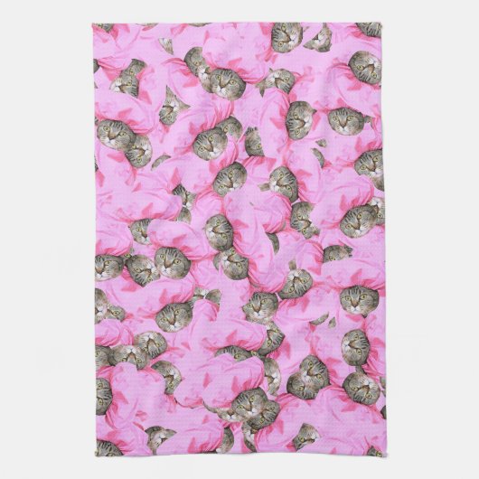 Niedliche Katze in einem rosa Caps-Muster zufällig Geschirrtuch (Vertikal)