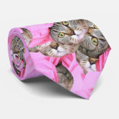 Niedliche Katze in einem rosa Caps-Muster zufällig Krawatte (Gerollt)