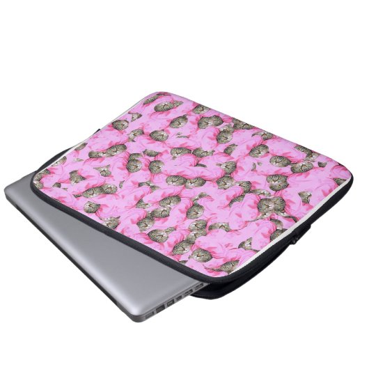 Niedliche Katze in einem rosa Caps-Muster zufällig Laptopschutzhülle (Vorne Knopf)