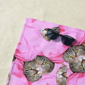 Niedliche Katze in einem rosa Caps-Muster zufällig Strandtuch (Beispiel)