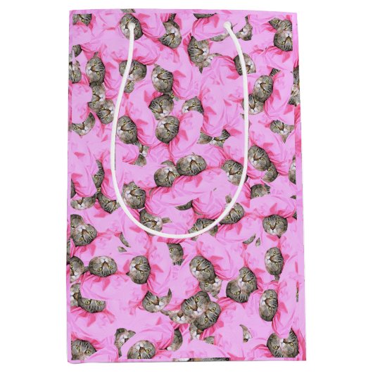 Niedliche Katze in einem rosafarbenen Patternpapie Mittlere Geschenktüte (Vorderseite)