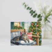 Niedliche Katze Lügen durch Weihnachtsbaum Weihnac Postkarte (Stehend Vorderseite)