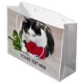 Niedliche Katze mit der Roten Rose Große Geschenktüte (Rückseite Schrägansicht)