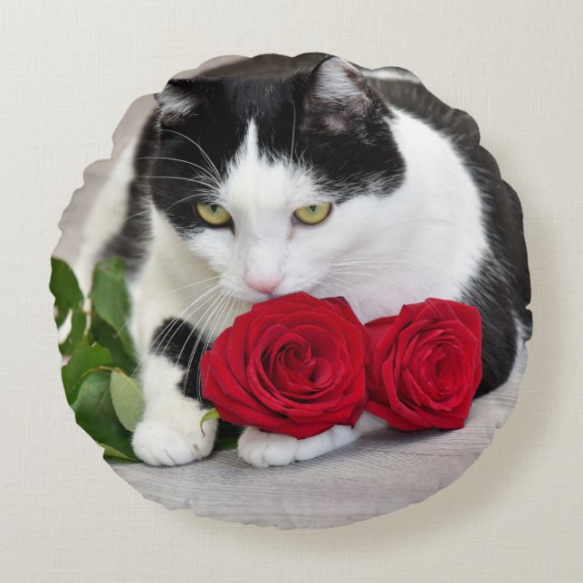 Niedliche Katze mit der Roten Rose Rundes Kissen (Vorderseite)