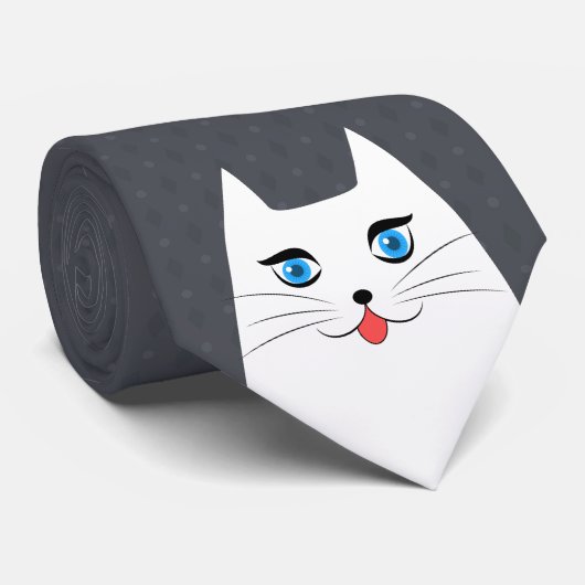 Niedliche Katze mit der Zunge, die heraus haftet Krawatte (Gerollt)