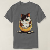 Niedliche Katze mit großen Augen im Ei T-Shirt (Design vorne)