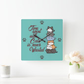 Niedliche Katze, mit Katzen verbrachte Zeit Quadratische Wanduhr (Zuhause)