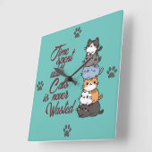 Niedliche Katze, mit Katzen verbrachte Zeit Quadratische Wanduhr (Winkel)