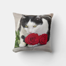 Niedliche Katze mit rote Rose Kissen