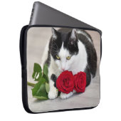 Niedliche Katze mit rote Rose Laptopschutzhülle (Vorne Rechts)