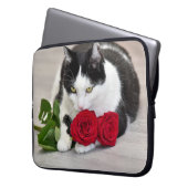 Niedliche Katze mit rote Rose Laptopschutzhülle (Vorderseite Links)