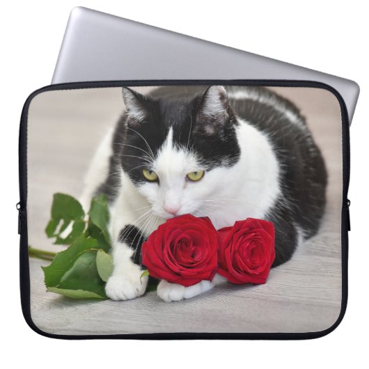 Niedliche Katze mit rote Rose Laptopschutzhülle (Vorderseite)