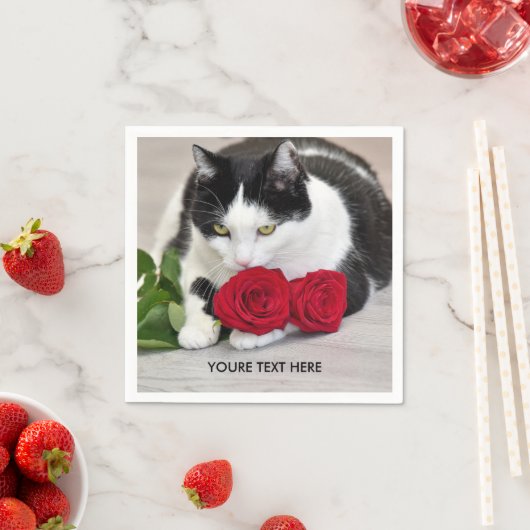 Niedliche Katze mit rote Rose Serviette (Beispiel)