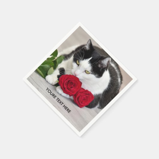 Niedliche Katze mit rote Rose Serviette (Ecke)