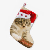 Niedliche Katze mit Weihnachtsmannmütze Kleiner Weihnachtsstrumpf (Vorderansicht (hängend))
