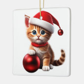 Niedliche Katze mit Weihnachtsmütze und Weihnachts Keramikornament (Links)