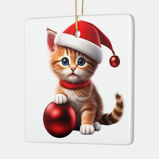 Niedliche Katze mit Weihnachtsmütze und Weihnachts Keramikornament (Links)