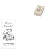 Niedliche Katze oben auf einer Buchstapeladresse Gummistempel (Stempel)