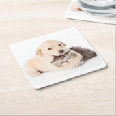 niedliche Katze schläft in den Händen des Hundes Rechteckiger Pappuntersetzer (angewinkelt)