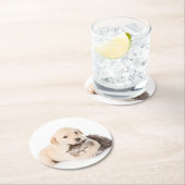 Niedliche Katze schläft in den Händen des Hundes Runder Pappuntersetzer (Vor Ort)