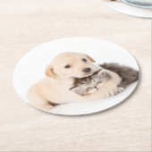 Niedliche Katze schläft in den Händen des Hundes Runder Pappuntersetzer (Angewinkelt)