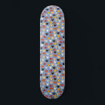 Niedliche Katze Skateboard<br><div class="desc">Ein Muster von hübschen kleinen Kätzchen auf blauem Hintergrund für Tierfreunde. Originelle Kunst von Nic Squirrell.</div>