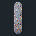 Niedliche Katze Skateboard<br><div class="desc">Ein Muster von hübschen kleinen Kätzchen auf blauem Hintergrund für Tierfreunde. Originelle Kunst von Nic Squirrell.</div>