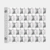 Niedliche Katze stellt graue personalisierte Fleecedecke (Vorderseite (Horizontal))
