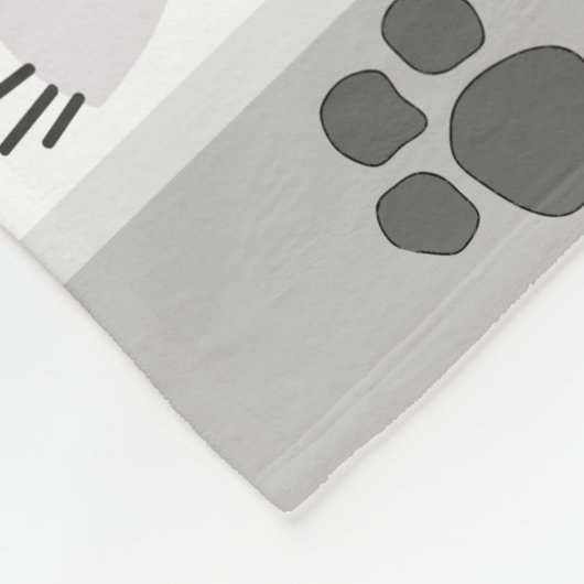 Niedliche Katze stellt graue personalisierte Fleecedecke (Ecke)