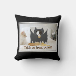 Niedliche Katze "Trick or Treat Yo'self" Halloween Kissen