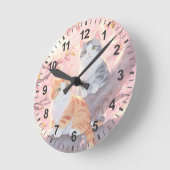 Niedliche Katzen auf einem Kirschblütenbaum Runde Wanduhr (Winkel)