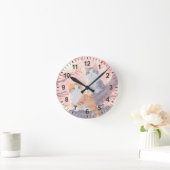 Niedliche Katzen auf einem Kirschblütenbaum Runde Wanduhr (Zuhause)