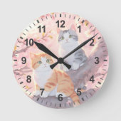 Niedliche Katzen auf einem Kirschblütenbaum Runde Wanduhr (Vorderseite)
