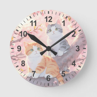Niedliche Katzen auf einem Kirschblütenbaum Runde Wanduhr