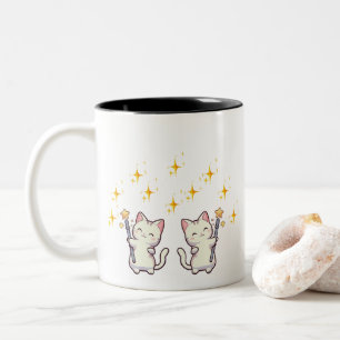 Niedliche Katzen, die Zauberstäbe in der Wand halt Zweifarbige Tasse