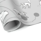 Niedliche Katzen spielen und ein schwaches Muster  Geschenkpapier (Rolleneckpunkt)