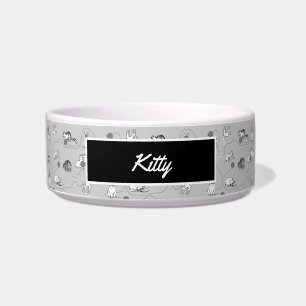 Niedliche Katzen spielen und ein schwaches Mustert Napf