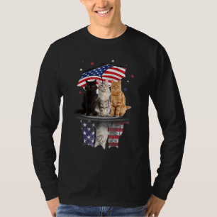 Niedliche Katzen unter amerikanischem Regenschirm, T-Shirt
