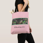 Niedliche Katzenaugen auf Korallenrosa Tasche (Von Nahem)