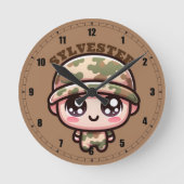 Niedliche Kawaii Army Camouflage Monogram auf Brow Runde Wanduhr (Vorderseite)