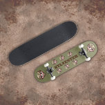Niedliche Kawaii Army Camouflage Monogram auf Gree Skateboard<br><div class="desc">Mit diesem Niedlichen Kawaii Army Camouflage Skateboard mit einer lustigen Monografie auf einem lebendigen grünen Hintergrund können Sie Abenteuer erleben. Das spielerische Tarnung-Design mit seinen kawaii-inspirierten Details bringt eine Touch von Launen zu ihren Fahrten. Komplett mit robusten LKWs und glatten Rädern, ist dieses Skateboard für Stil und Leistung konzipiert. Das...</div>