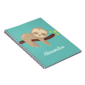 Niedliche Kawaii Baby Sloth In Tree auf Aquamarine Notizblock (Rechte Seite)