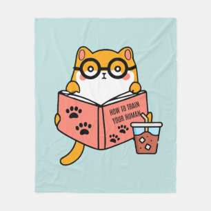 Niedliche Kawaii-Katze liest ein Buch Fleecedecke