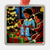 Niedliche Kinder am Weihnachtsmorgen Ornament Aus Metall (Vorne)