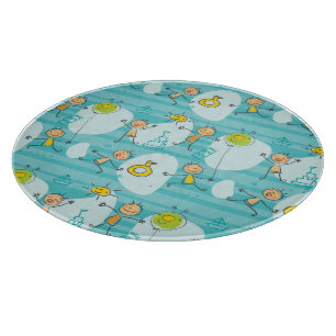 Niedliche Kinder, die auf dem Strandmuster spielen Schneidebrett